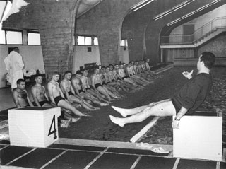 1965 accad. guardie di p.s. lezione di nuoto