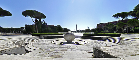 La Fontana della Sfera e, sullo sfondo, l’Obelisco