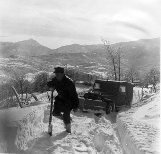 1965 toscana jeep in diifficolta  sulla neve