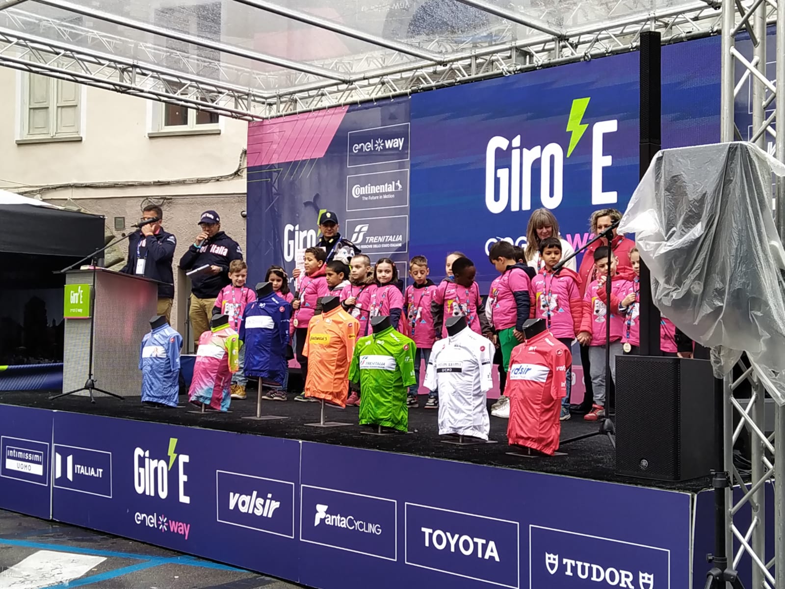 A Carrara, i bambini delle scuole primarie che hanno partecipato alla campagna di educazione stradale “Biciscuola” durante la premiazione sul palco del Giro E