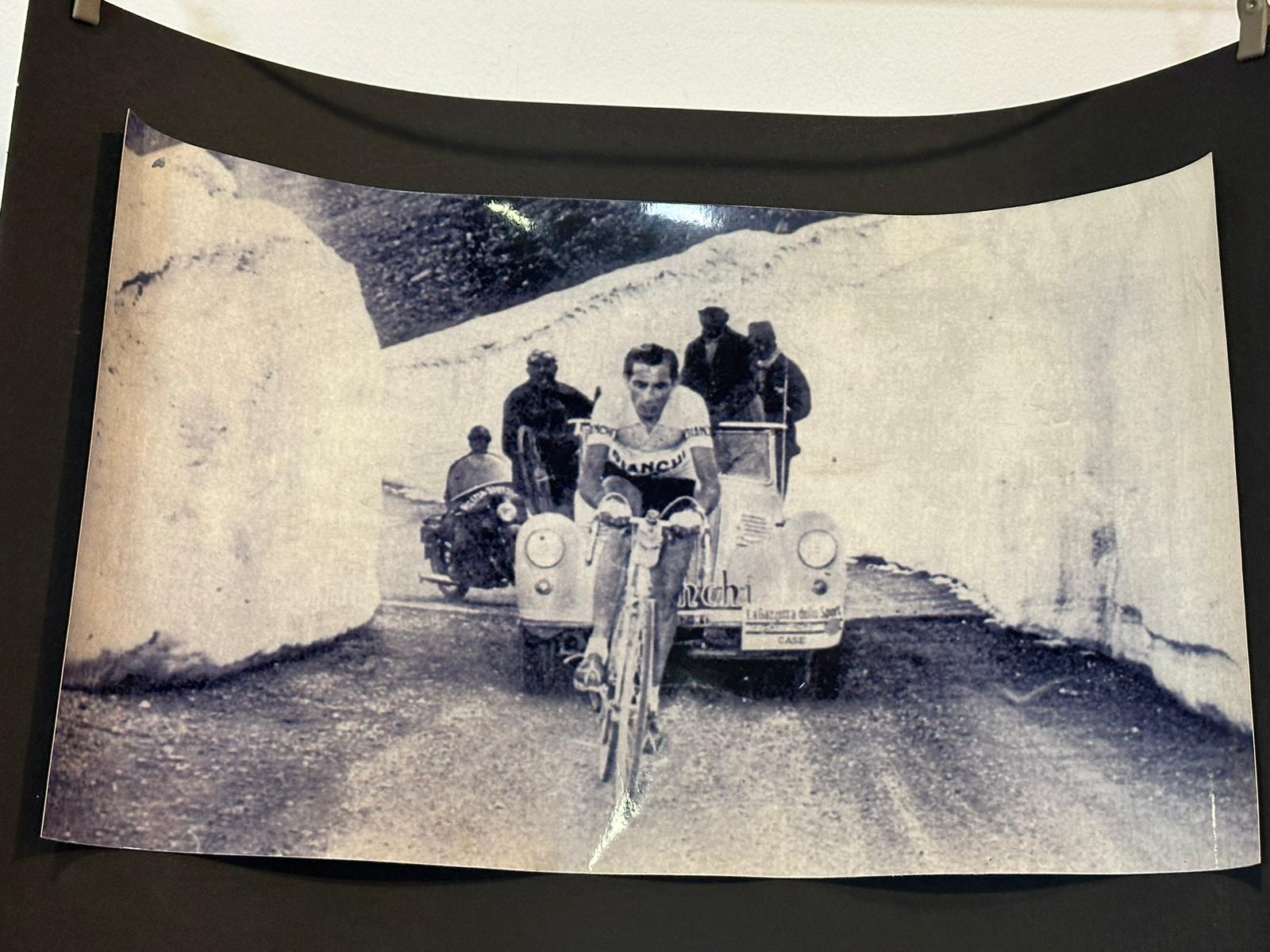 Gli operatori della Stradale, durante una pausa del Giro d’Italia, hanno visitato il Museo dei Campionissimi, dedicato ai ciclisti Fausto Coppi e Costante Girardengo, a Novi Ligure (AL).