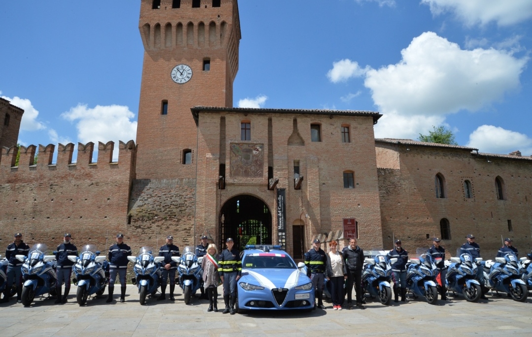 La scorta del Giro, la macchina 01  e il sindaco della città al Castello medievale di Formigine, nel modenese.