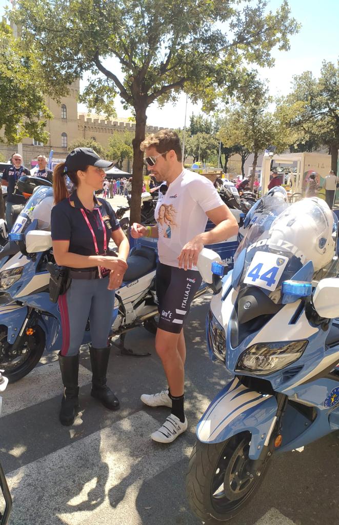 Il giornalista e conduttore Massimiliano Ossini alla partenza della seconda tappa del Giro D’Italia e-bike Chieti-San Salvo (con il vice questore Maria Adelaide Tedesco, responsabile della comunicazione della Stradale al seguito della Corsa rosa).