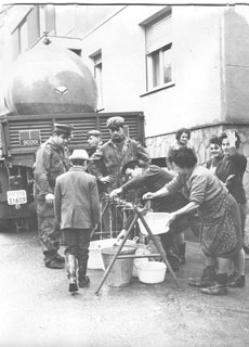 1968 reparto celere che distribuisce acqua potabile durante l alluvione  a torino